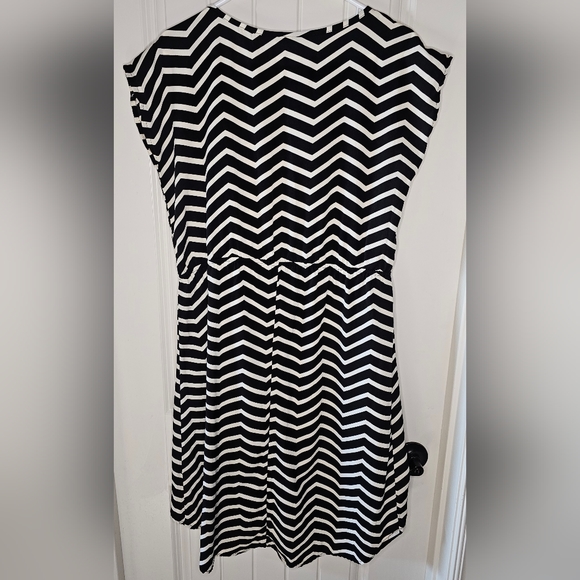 [Indulge GogoApperal] High Low Midi Dress 《M》 Chevron/Black &… - Picture 7 of 12